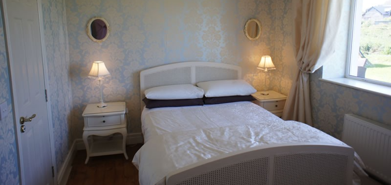 a bedroom with a bed in a hotel room